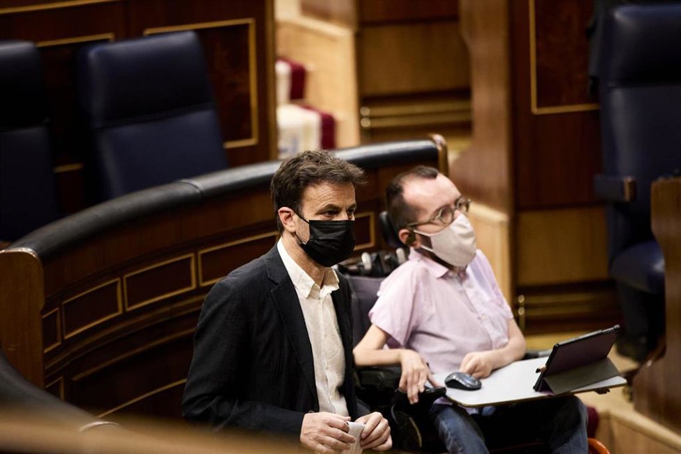 Archivo - El presidente del grupo parlamentario de Unidas Podemos en el Congreso, Jaume Asens (i); y el portavoz de Unidas Podemos en el Congreso, Pablo Echenique, en una sesión plenaria en el Congreso de los Diputados, a 15 de junio de 2021, en Madrid
