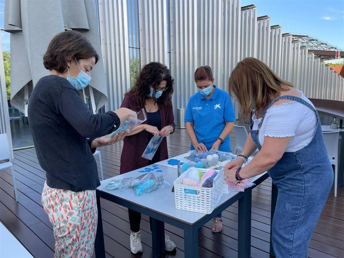 Voluntarios de Caixabank, en una jornada solidaria con personas en situación de vulnerabilidad.