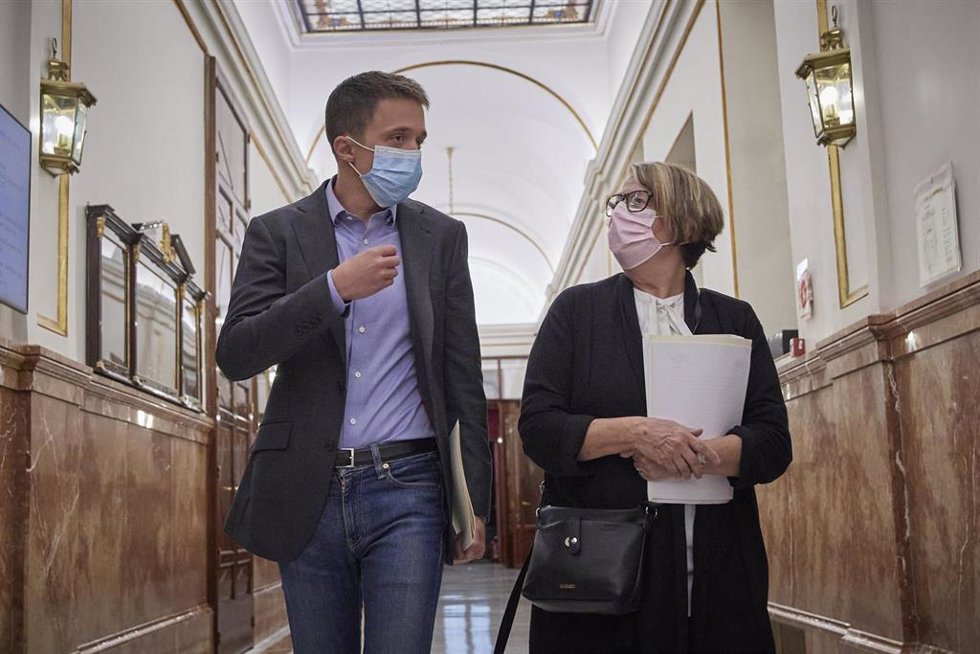El líder de Más País, Iñigo Errejón y la diputada de Más País, Inés Sabanés, a su salida de una sesión plenaria en el Congreso de los Diputados, a 19 de octubre de 2021, en Madrid, (España).