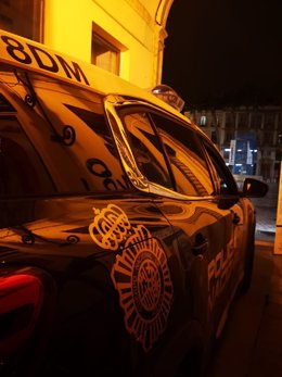 Foto de un coche de la Policía Nacional patrullando de noche (archivo)