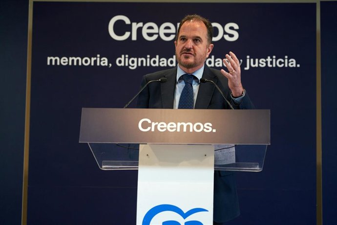 El presidente del PP vasco, Carlos Iturgaiz, clausura una jornada organizada por este partido "Memoria, Dignidad, Verdad y Justicia"