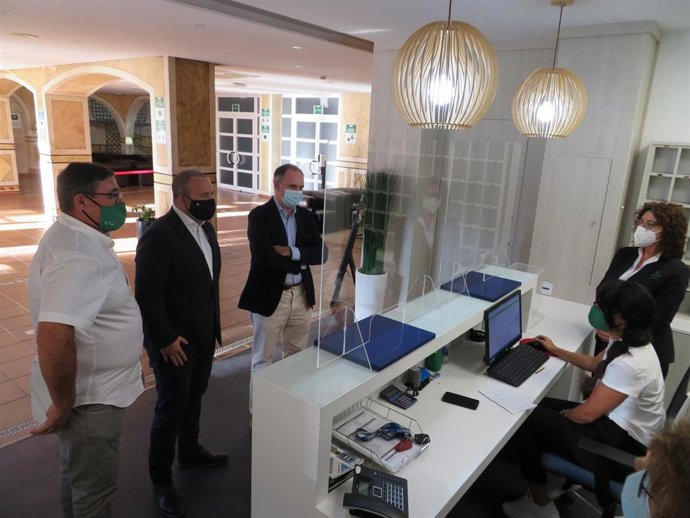 El parlamentario Julio Díaz, en la visita a la Residencia de Tiempo Libre de Punta Umbría, junto al delegado territorial de Empleo, Antonio Augustín, y el director del centro.
