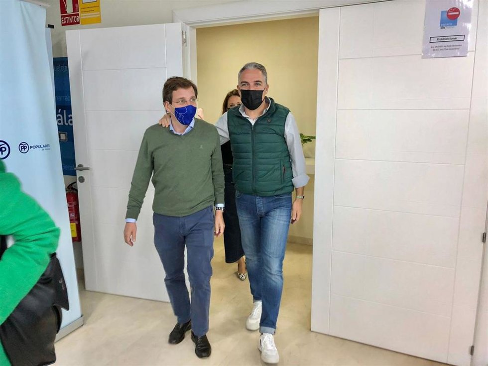 El alcalde de Madrid y portavoz del PP, José Luis Martínez Almeida, juanto al presidente del PP de Málaga, Elías Bendodo