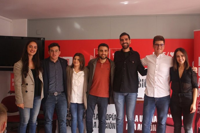 Eljoven valenciano aspirante a liderar las Juventudes Socialistas de España con jóvenes de Albacete.