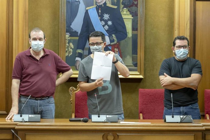 El diputado de Cultura y Cine, Manuel Guzmán, el director del Festival Internacional de Cine de Almería, Enrique Iznaola  y el tutor del Maratón 48x3, Nico Fernández