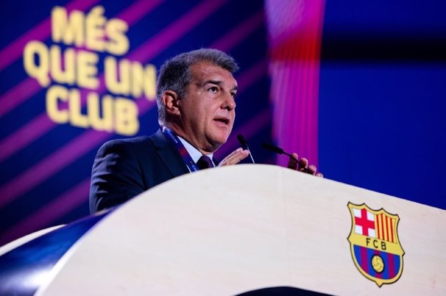 El presidente del FC Barcelona, Joan Laporta, durante la segunda parte de la Asamblea de socios compromisarios del club, el 23 de octubre de 2021