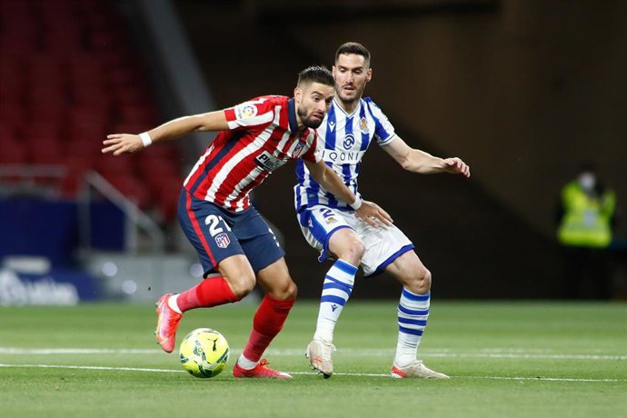 Archivo - Carrasco (Atlético) y Zaldua (Real Sociedad)