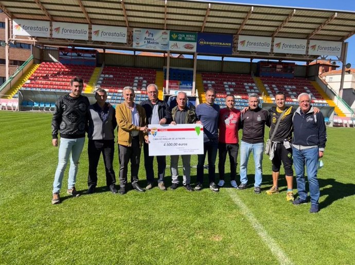 La Asociación de Ex Jugadores del CD Teruel donará a La Palma 4.500 euros recaudados en un partido benéfico.