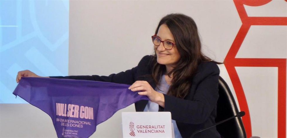 Archivo - Mónica Oltra muestra el apoyo del Consell a las manifestaciones del 8M, en una imagen de archivo