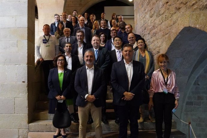 El primer teniente de alcalde de Barcelona, Jaume Collboni, junto con una delegació Cónsules i representantes de Cámaras de Comercio internacionales en el Barcelona International Community Day