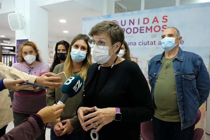 La diputada de Unidas Podemos por Baleares en el Congreso, Antnia Jover, y la secretaria de Derecho a la Vivienda de Podemos estatal,  Alejandra Jacinto, en declaraciones a los medios. 