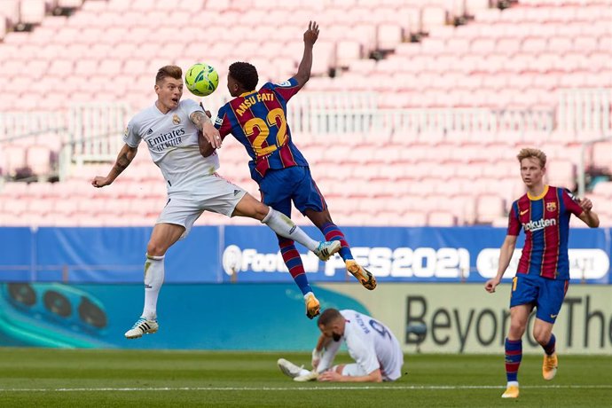 Archivo - 24 October 2020, Spain, Barcelona: Barcelona's Ansu Fati (2nd R) and Real Madrid's Toni Kroos battle for the ball during the Spanish Primera Division soccer match between FC Barcelona and Real Madrid CF at Camp Nou. Photo: David Ramirez/DAX vi