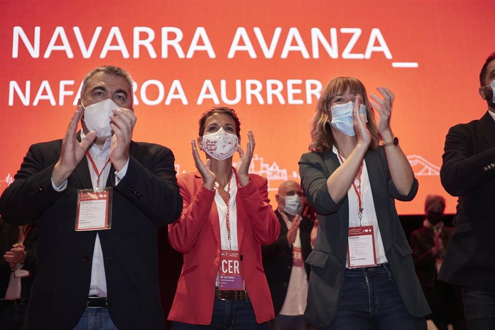 (I-D) El secretario de Organización, Santos Cerdán; la presidenta del Gobierno de Navarra, María Chivite; y la ministra de Educación, Pilar Alegría, en la inauguración del 12 Congreso del PSN