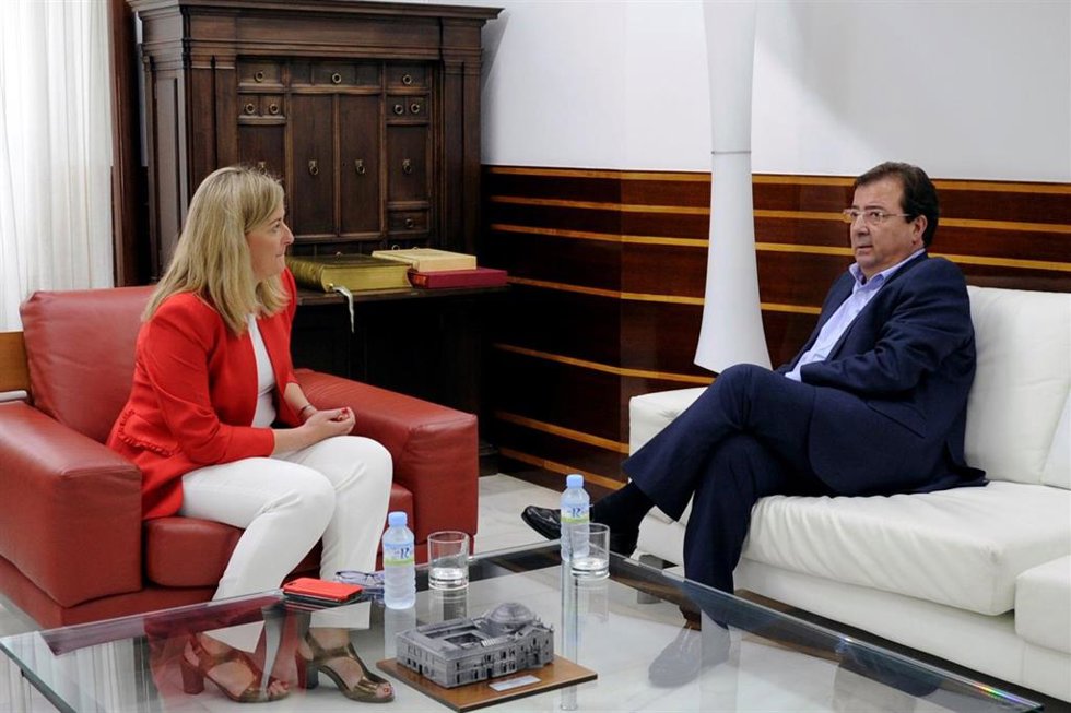 Archivo - Blanca Martín y Fernández Vara, en un reunión en 2019.
