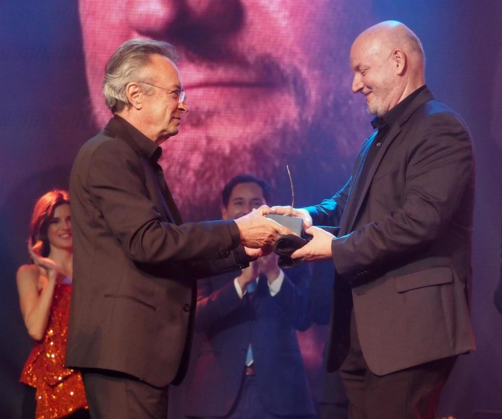 El realizador argentino Juan José Campanella (d) recibe la Espiga de Oro en la gala inaugural de la 66 Semana Internacional de Cine de Valladolid, la Seminici, a 23 de octubre de 2021, en Valladolid, Castilla y León (España).