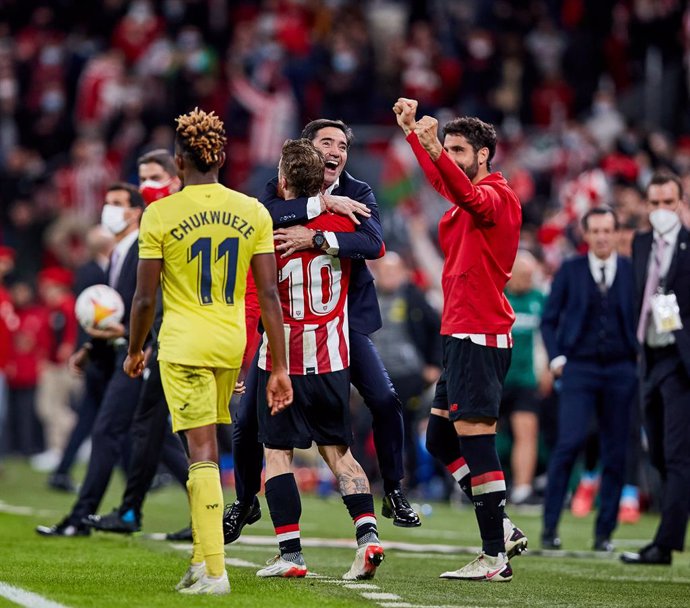 Iker Muniain of Athletic Club celebrates his goal with Marcelino Garcia Toral, head coach of Athletic Club, during the Spanish league, La Liga Santander, football match played between Athletic Club and Villarreal CF at San Mames stadium on October 23, 2
