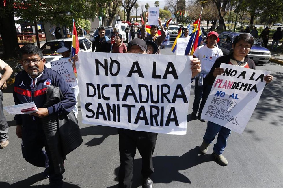 Archivo - Manifestantes contra la obligatoriedad del uso de la mascarilla en Bolivia