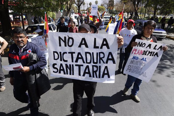 Archivo - Manifestantes contra la obligatoriedad del uso de la mascarilla en Bolivia