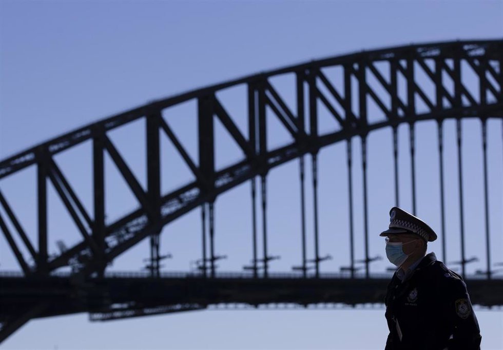 Archivo - Un agente de policía en la ciudad australiana de Sydney