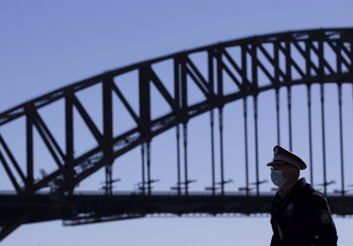 Archivo - (210718) -- SYDNEY, July 18, 2021 (Xinhua) -- A police officer is seen near Harbour Bridge in Sydney, Australia, July 18, 2021. Rising COVID-19 cases sparked tougher restrictions with more retail closed in Australia's state of New South Wales 