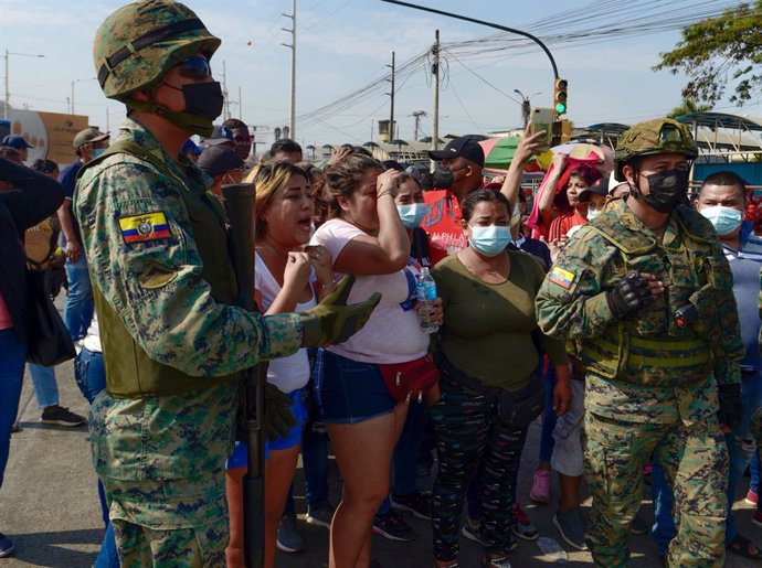 29 September 2021, Ecuador, Guayaquil: Relatives of inmates protest and cry outside the Guayas N1 detention center, where violent clashes broke out. About 400 officers were involved in the operation. Photo: Marcos Pin/dpa