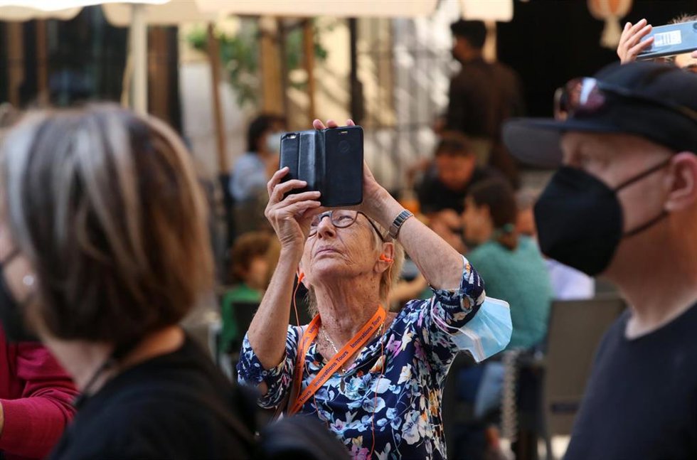Varios turistas pasean por la calles de Málaga, después de que haya atracado un crucero con más de seis mil cruceristas durante el puente de la Hispanidad a 12 de octubre de 2021 en Málaga (Andalucía). La ocupación de los hoteles de la ciudad, se encuen