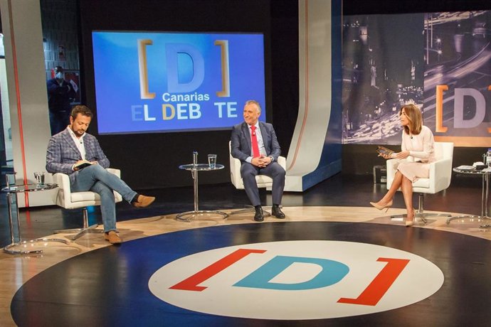 Archivo - El presidente del Gobierno de Canarias, Ángel Víctor Torres, en el transcurso del Debate de la 1 de TVE en Canarias junto a la conductora del programa, la periodista Nayra Santana, y al delegado de Europa Press en Canarias, Ignacio Afonso Mont
