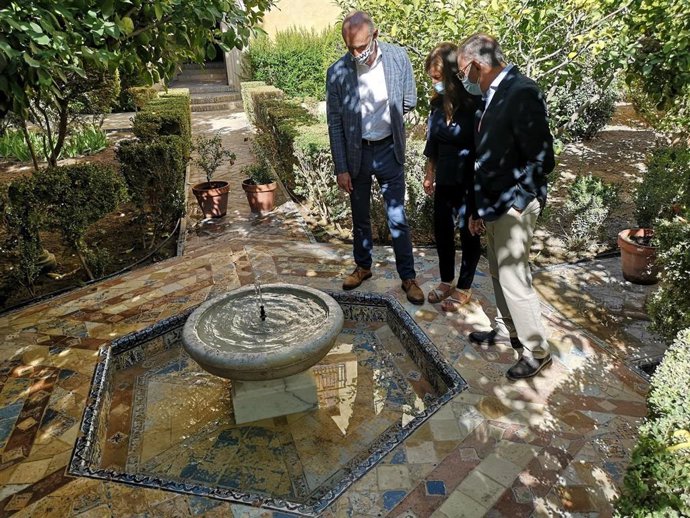 Muñoz comprueba los trabajos de restauración de la Fuente del Príncipe en el Alcázar