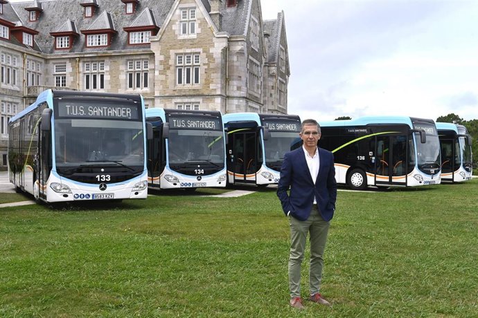 Archivo - César Díaz con autobuses híbridos para el TUS
