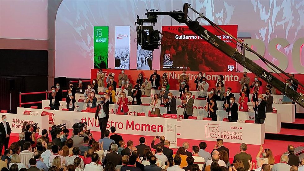 Fernández Vara saluda en el 13 Congreso Regional acompañado por su nueva Ejecutiva regional.