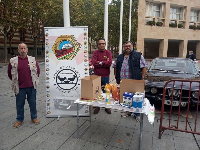 Alimentacion.- Los Amigos de los Vehículos Clásicos recogen 135 kilos para el Banco de Alimentos