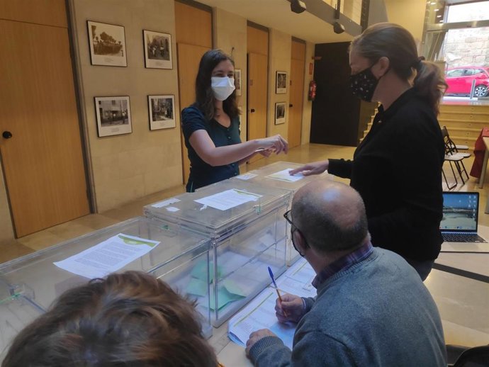 Neus Truyol vota presencialmente, en Can Alcover, en las primarias de MÉS.