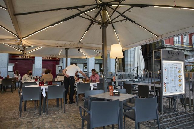 Archivo - Varias personas en una terraza del centro de Madrid