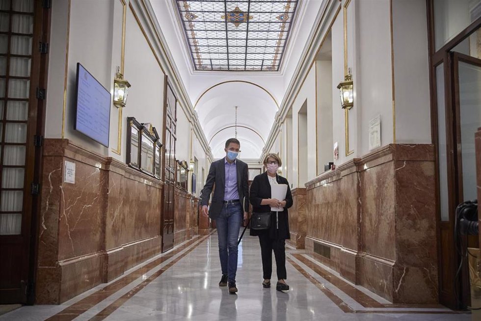 El líder de Más País, Iñigo Errejón y la diputada de Más País, Inés Sabanés, a su salida de una sesión plenaria en el Congreso de los Diputados, a 19 de octubre de 2021, en Madrid, (España). Durante esta sesión plenaria, marcada por el décimo aniversari