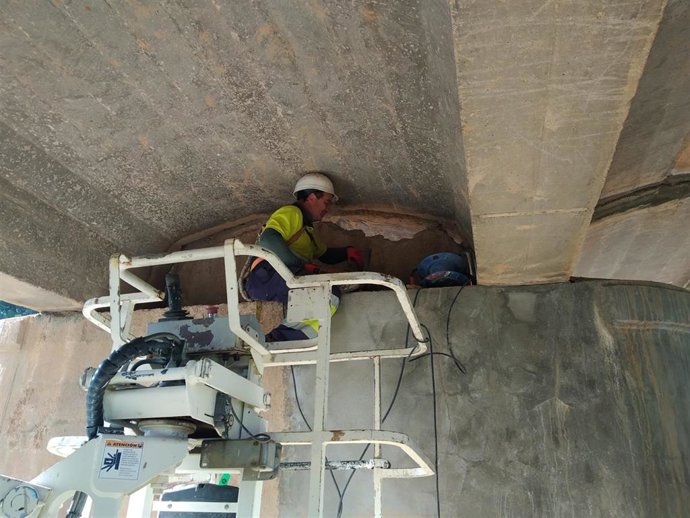 El Gobierno de Aragón pone en marcha las obras de reparación del puente de Moyuela (Zaragoza).