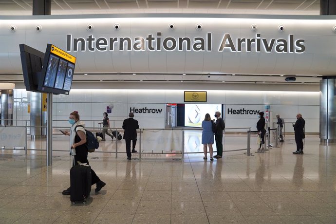 Archivo - 29 July 2021, United Kingdom, London: Passengers in the International arrivals hall at Terminal 2 of London's Heathrow Airport. US and EU travellers who are fully vaccinated against coronavirus will be allowed to enter England and Scotland wit