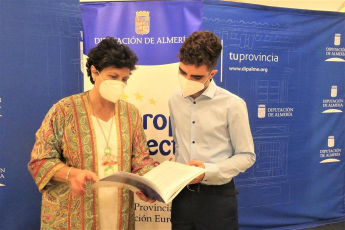 La diputada provincial Carmen Navarro con el voluntario Adrián Hernández