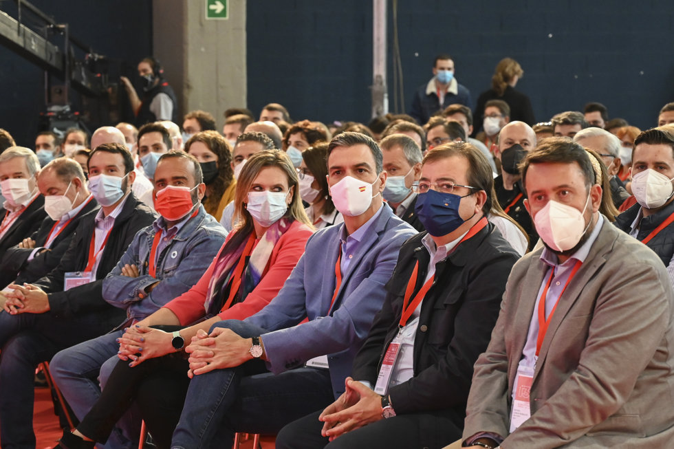 El presidente del Gobierno, Pedro Sánchez, y el presidente de la Junta de Extremadura, Guillermo Fernández Vara, en el Congreso Regional del PSOE Extremadura
