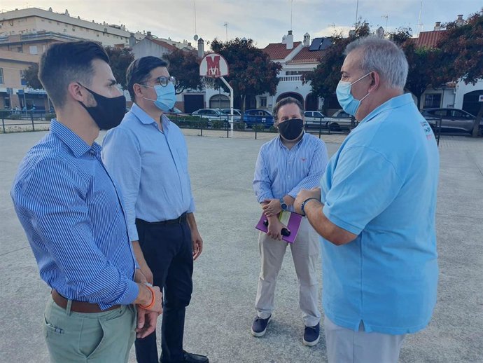 Pimentel y López Aparicio visitan las instalaciones deportivas públicas en Sevilla Este.