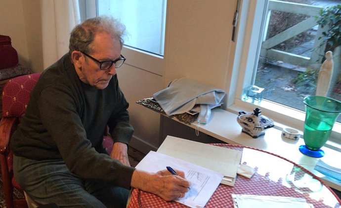 Gustav Henningsen, en Dinamarca, firmando la cesión de sus fondos a la UPNA