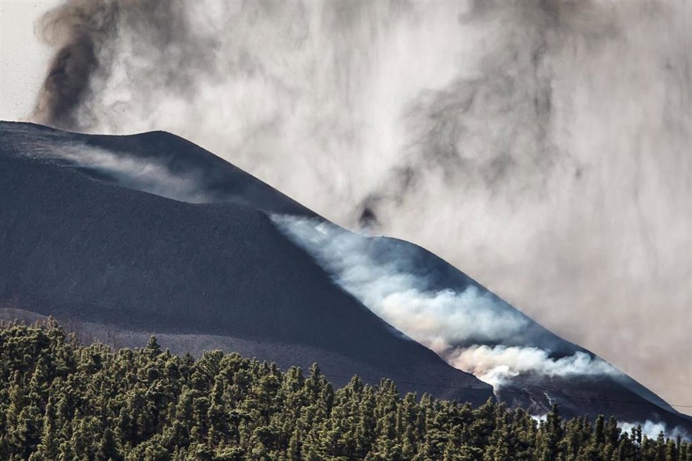 Vista del volcán de Cumbre Vieja con las tres nubes de ceniza, desde Los Llanos de Aridane, a 20 de octubre de 2021