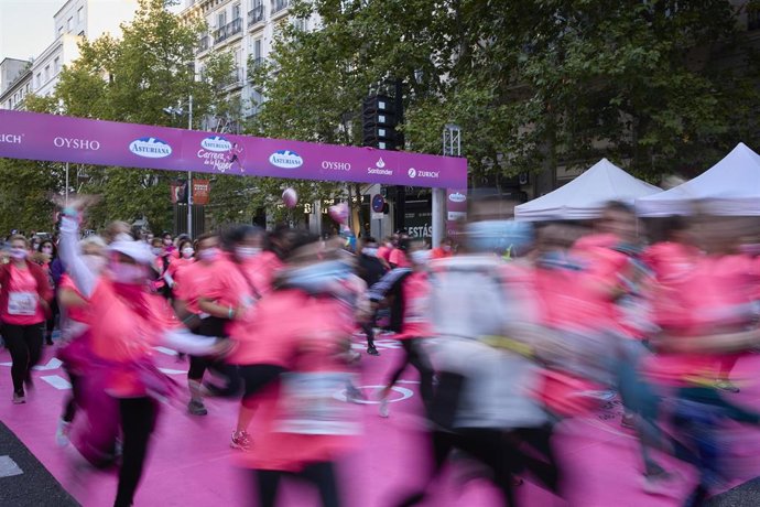 Corredoras participan en la XVIII Carrera de la Mujer, a 24 de octubre de 2021, en Madrid (España). 