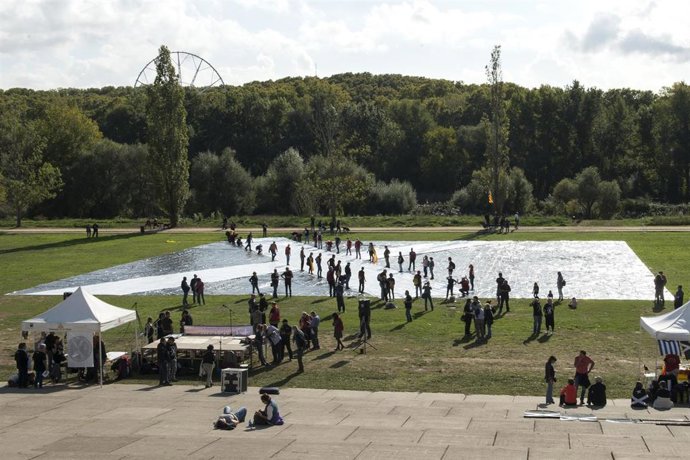 Catalans per la Independncia despliega una bandera independentista en Girona