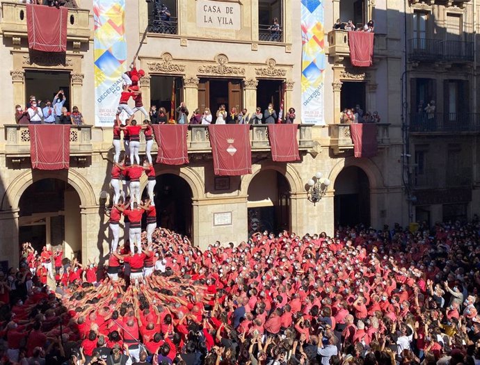 Las dos 'colles castelleres' de Valls (Tarragona) por la fiesta mayor de Santa Úrsula