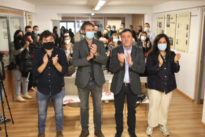 El secretario provincial coruñés y candidato a secretario xeral del PSdeG, Valentín González Formoso, en un acto con militantes junto al alcalde de Vilagarcía y presidente de la Fegamp, Alberto Varela, y el diputado autonómico Julio Torrado.