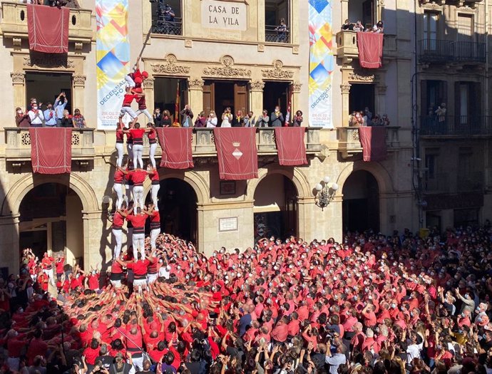 Les dues 'colles castelleres' de Valls (Tarragona) per la festa major de Santa Úrsula
