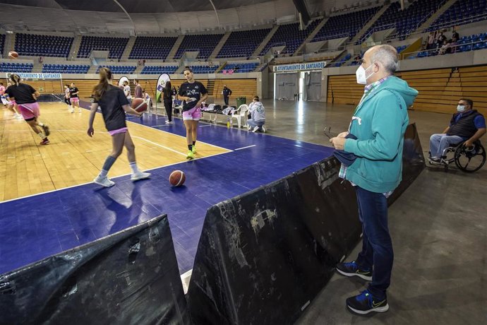 El consejero de Sanidad en un partido benéfico en favor del cáncer de mama