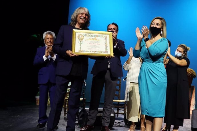 La alcaldesa de Alcalá entrega un reconocimiento a José Mercé durante el festival flamenco.