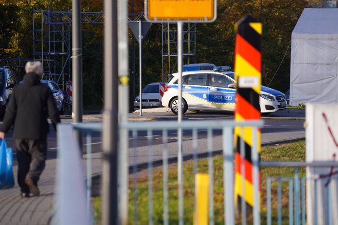 23 October 2021, Brandenburg, Frankfurt: A Federal Police car stands at the border bridge leading from Germany to Poland. The number of refugees arriving in Brandenburg via Belarus and Poland is increasing. Photo: Jrg Carstensen/dpa