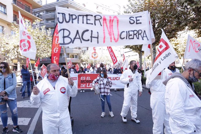 Trabajadores de Jupiter Bach sostienen una pancarta donde se lee "Jupiter Bach no se cierra", durante una protesta de los empleados de la empresa para dar a conocer su conflicto laboral, a 24 de octubre de 2021, en León.